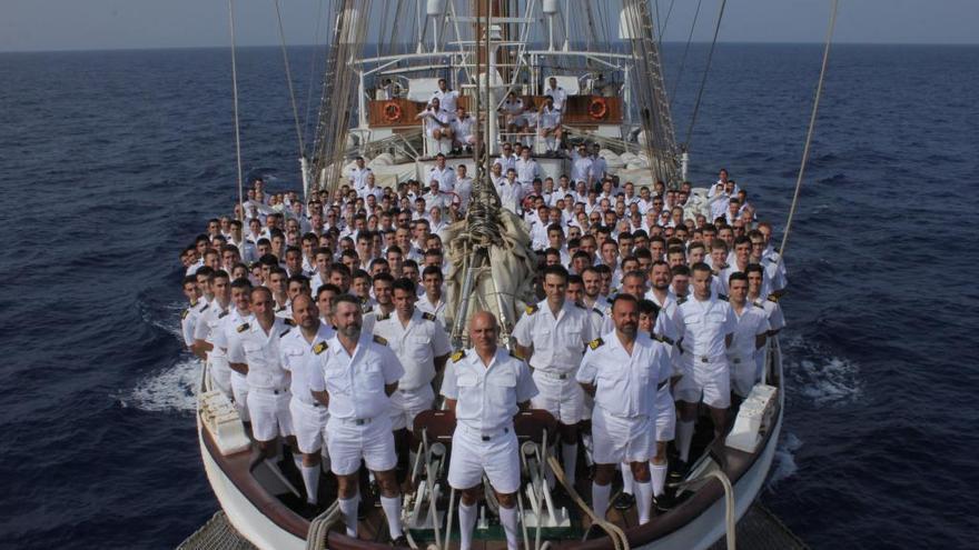 Foto de familia de todos los que van a bordo del Juan Sebastián de Elcano.