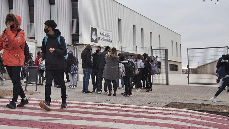 Entrada d&#039;alumnes a l&#039;institut Cal Gravat de Manresa el dilluns 11 de gener, dia de represa després de les festes de Nadal