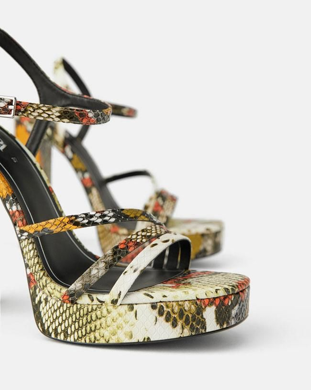 Sandalias con plataforma y estampado animal de Zara