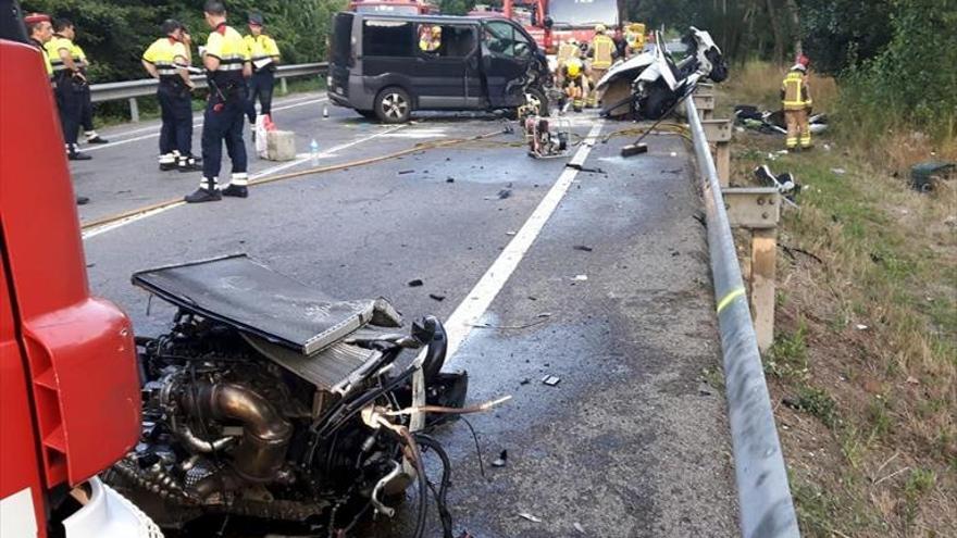 Cuatro jóvenes muertos y dos heridos muy graves tras un choque de frente