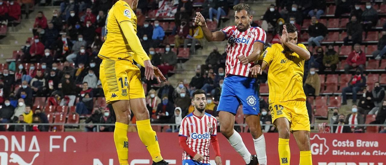 Stuani guanya el salt a Gorosito i Zarfino per fer un dels tres gols a l’Alcorcón en el triomf a Montilivi a la primera volta (3-1). | MARC MARTÍ
