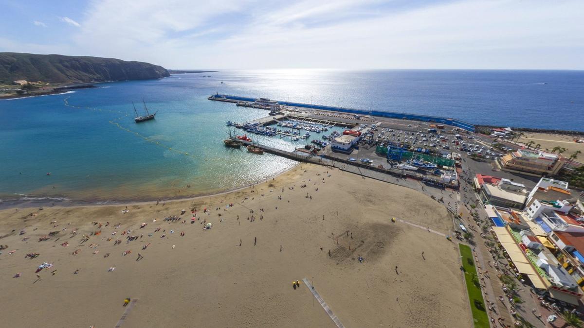 Puerto de Los Cristianos, a donde fue trasladado el cuerpo hallado en la costa de Tenerife.
