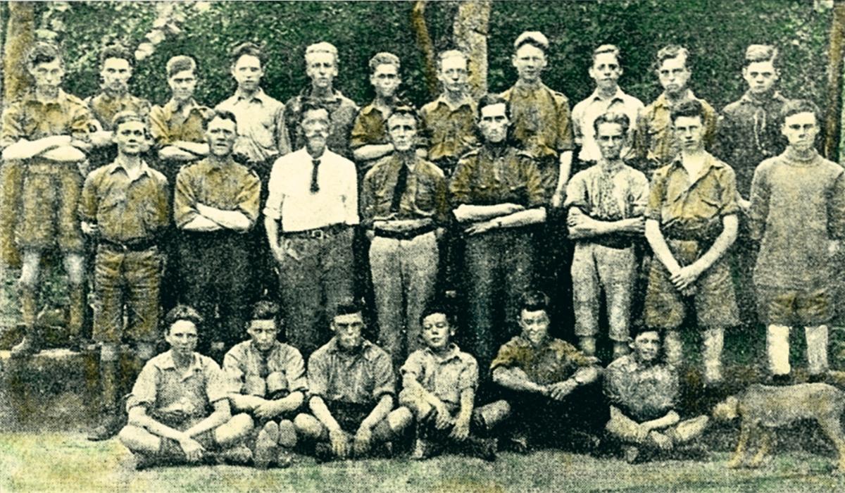 A visita dos exploradores ou “scouts· ingleses ao Salgueirón en agosto de 1924. Guido Paganini no centro da imaxe, cunha camisa branca.