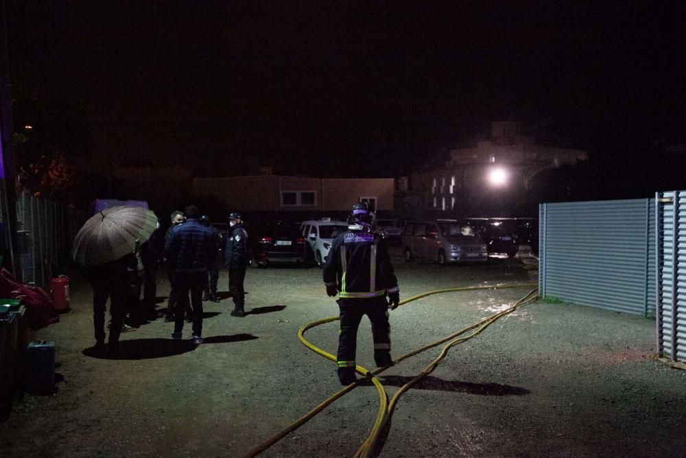 Los bomberos trabajan para apagar el incendio.