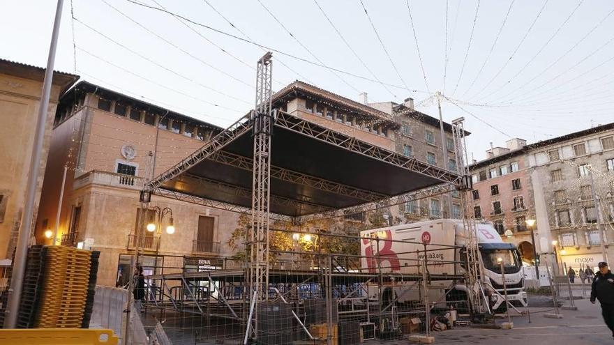 Escenario en Es Born donde hoy se celebra la verbena. manu mielniezuk