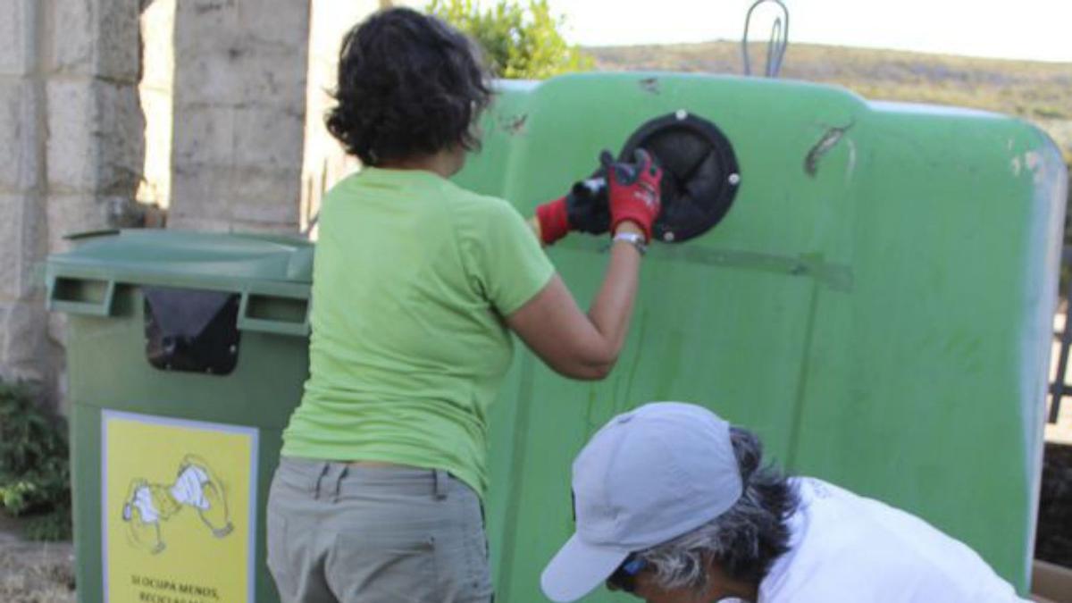 La asociación Cryosanabria retira decenas de kilos de vidrio del vertedero de Puebla