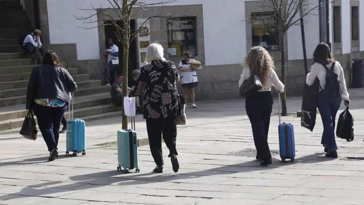 A Universidade colaborará con Raxoi na implantación da taxa turística e na ordenación dos fluxos