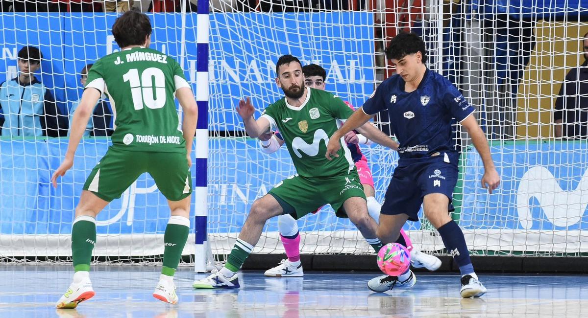 Pescio controla el balón en el partido contra el Movistar Inter.