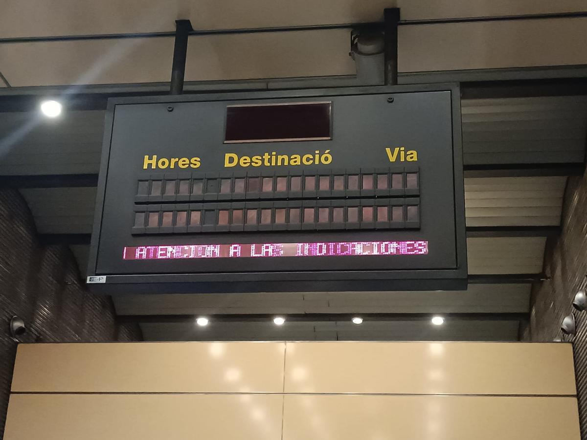Caos en Metrovalencia: una avería provoca retrasos de más de media hora y colapsa la conexión con el Aeropuerto.