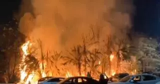 Un incendio en el Malecón alerta a los vecinos de Murcia y afecta a varios vehículos