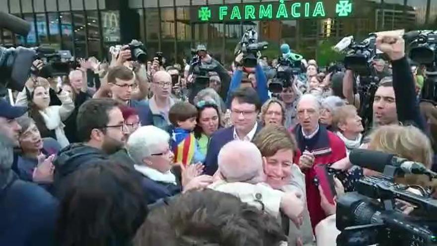 Els membres de la Mesa del Parlament Anna Simó i Joan Josep Nuet són acomiadats per unes 200 persones a l'exterior de l'estació de Sants