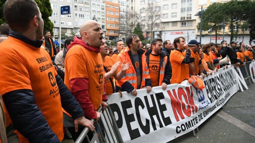 Protesta de los trabajadores de Alcoa contra el cierre. // V. Echave