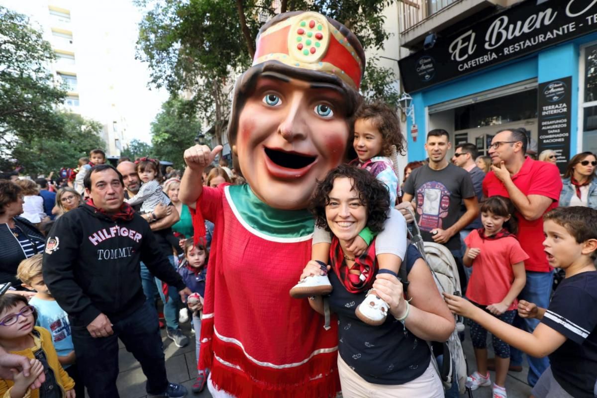 Comparsa de gigantes y cabezudos en el centro de Zaragoza