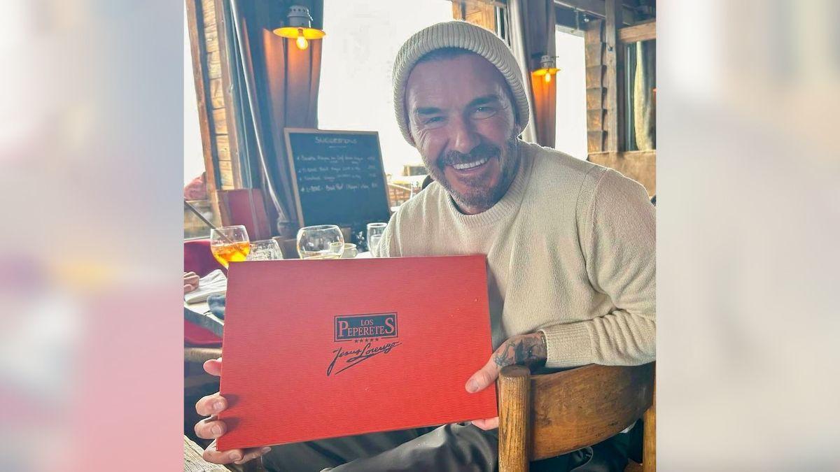 Un sonriente David Beckham posa con una caja de conservas delicatessen, enviada por Los Peperetes desde Carril.
