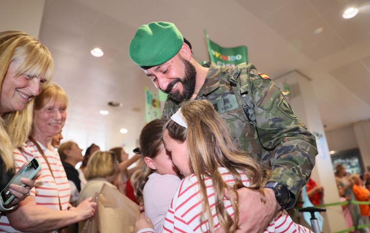 El sargento gijonés Carlos Bergás abraza a sus hijas Daniela y María. | MARIO CANTELI