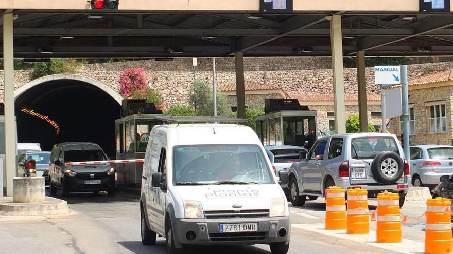 Coches detenidos ayer en los peajes de la entrada del túnel de Sóller.