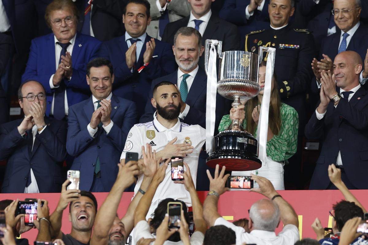 SEVILLA, 06/05/2023.- El capitán del Real Madrid, Karim Benzema levanta la Copa de S.M. El Rey entregada por Felipe VI tras vencer 2-1 a Osasuna en la final de la Copa del Rey de fútbol este sábado en el estadio de La Cartuja de Sevilla. EFE/ Julio Munoz