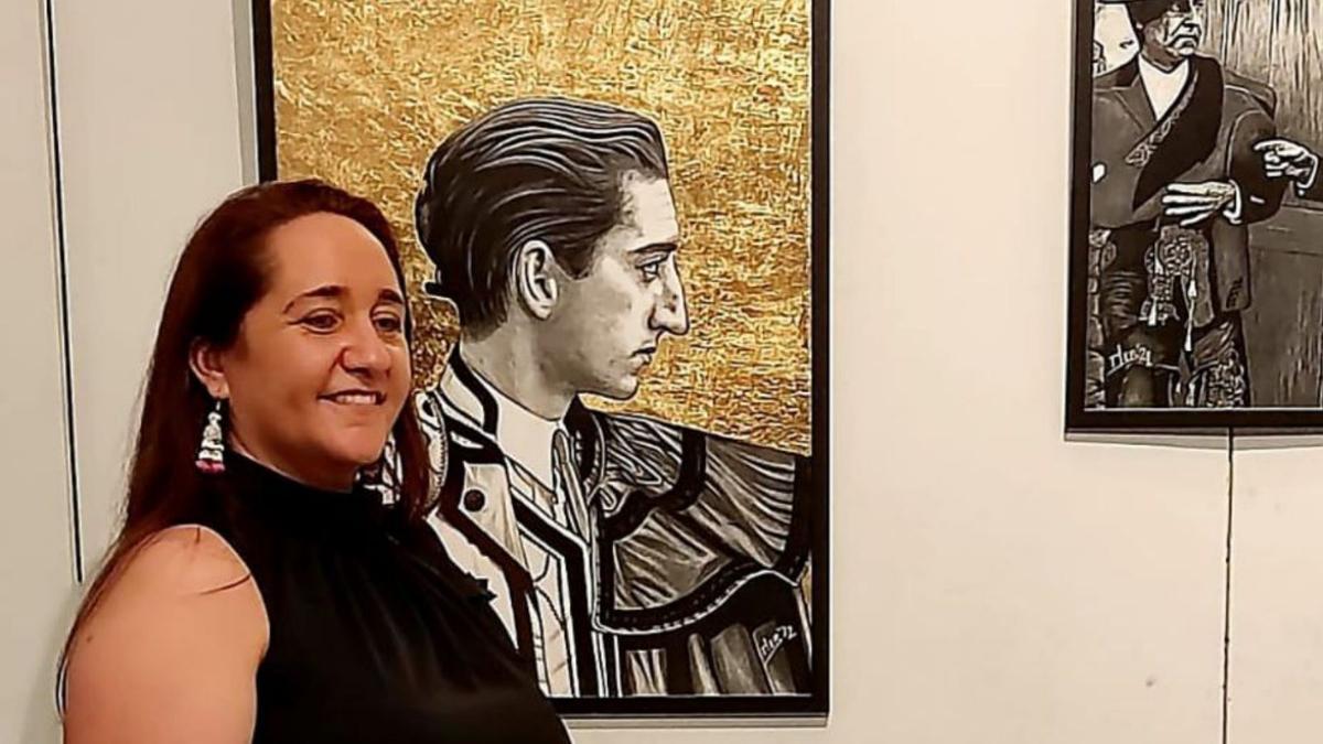 Mercedes Domínguez, junto al retrato de Manolete, que ilustró el cartel taurino de la Feria de Madrid. | Cedida por M. F.