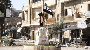 Las fuerzas rebeldes, apoyadas por Ankara, logran retomar la estratégica localidad de Saraqeb, en la provincia siria de Idlib, este jueves. Pocas horas después, en la misma zona, al menos tres decenas de soldados turcos han muerto en un bombardeo aéreo atribuido a la aviación rusa o a la de su aliado, el régimen de Bashar el Asad.