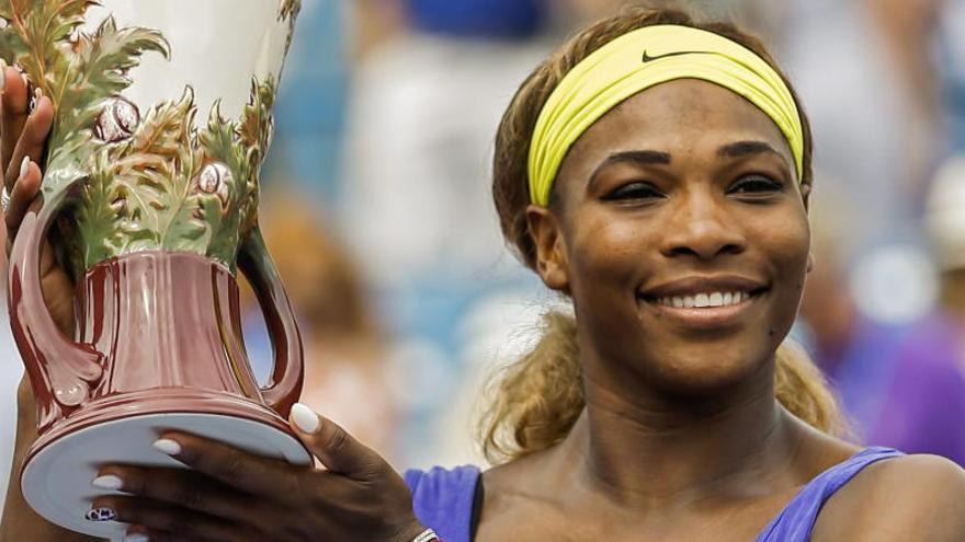 Serena Williams posa con su trofeo.