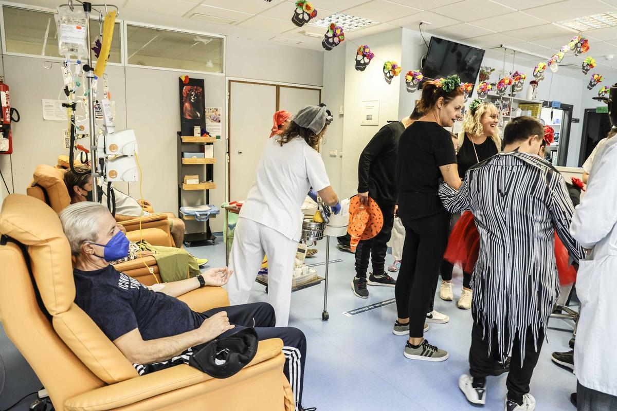 El Hospital de Sant Joan humaniza la atención al paciente oncológico con disfraces del personal de Enfermería y decoración de Halloween realizada por el Centro San Rafael El Hospital de Sant Joan humaniza la atención al paciente oncológico con disfraces del personal de Enfermería y decoración de Halloween realizada por el Centro San Rafael