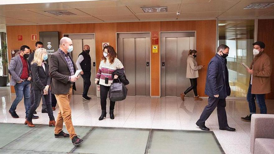 Los alcaldes, a su llegada a la quinta planta del Consell de Ibiza para la reunión.