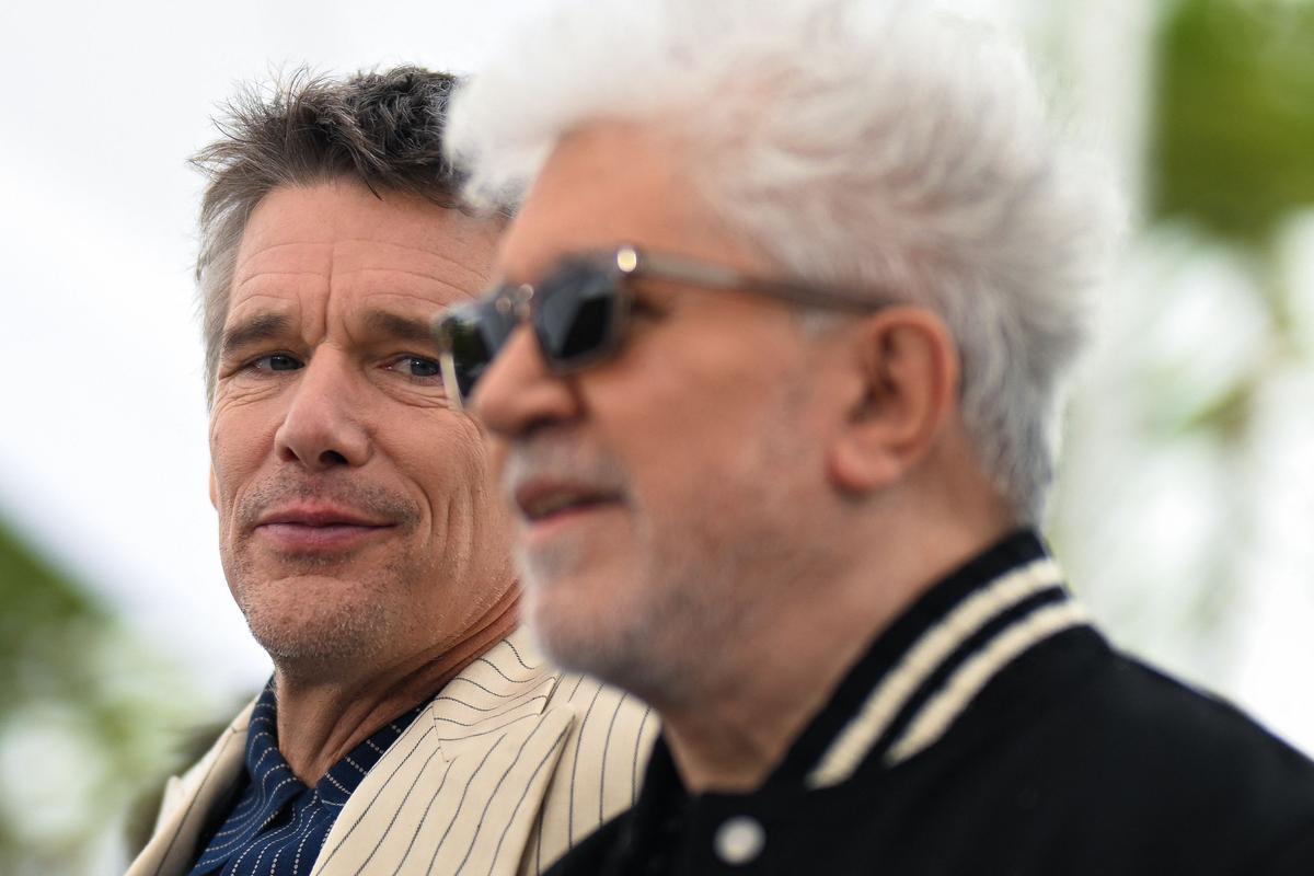 Pedro Almodóvar aterriza en Cannes. El cineasta estrena en Cannes el mediometraje ‘Extraña forma de vida’, con Ethan Hawke y Pedro Pascal, un wéstern protagonizado por dos gais que subvierte el género