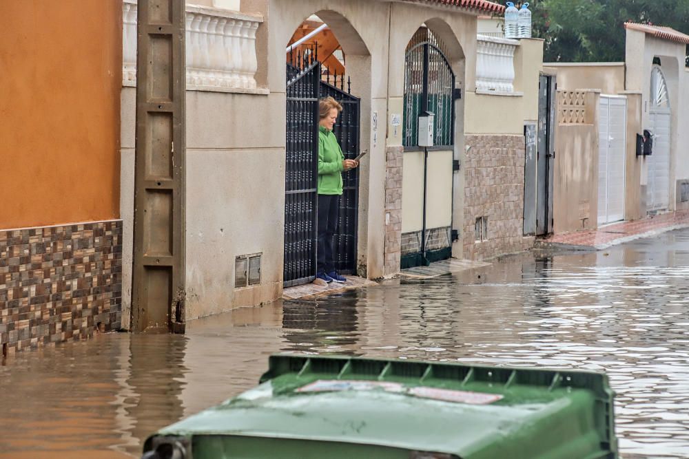 Imágenes de los vecinos retirando agua de las viviendas y las balsas de laminación que no dieron abasto ayer junto a la laguna de Torrevieja