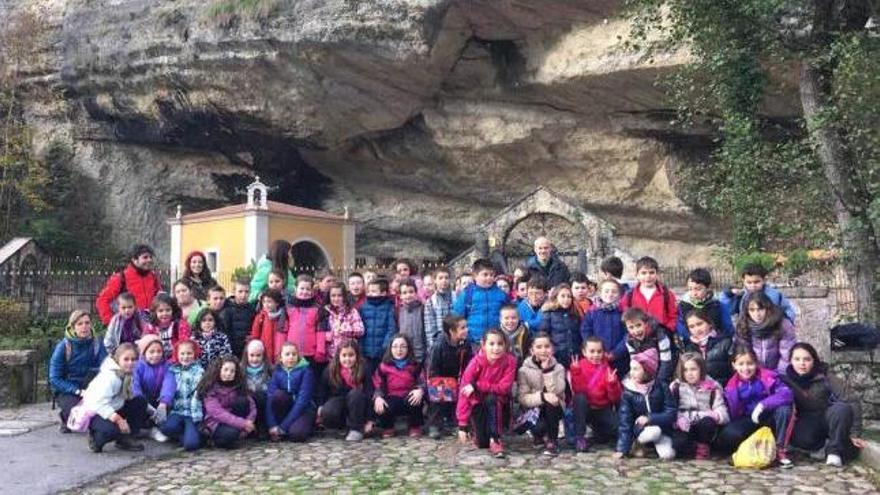 Los alumnos del colegio de Infiesto en La Cueva.