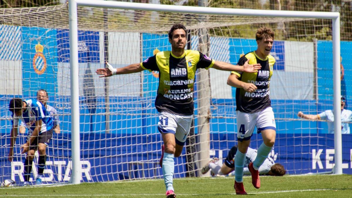 Luis Costa celebrando el primer gol frente al Espanyol B