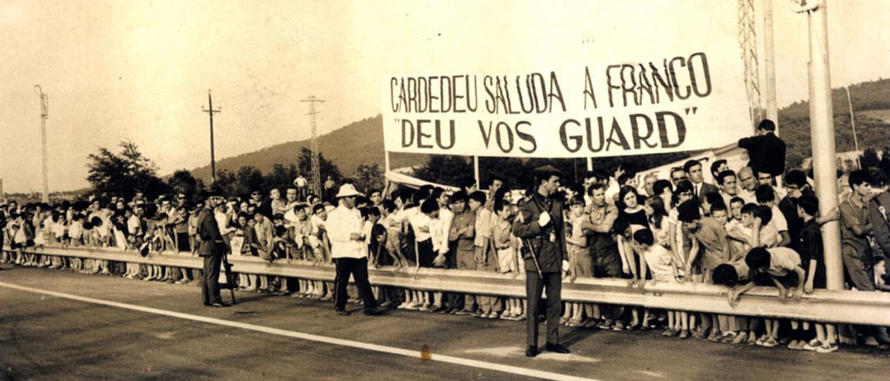 Francisco Franco durant la visita que va fer a Roses l’any 1996; al seu darrere, una pancarta de benvinguda.  | AJUNTAMENT DE GIRONA/CRDI/NARCÍS SANS PRATS