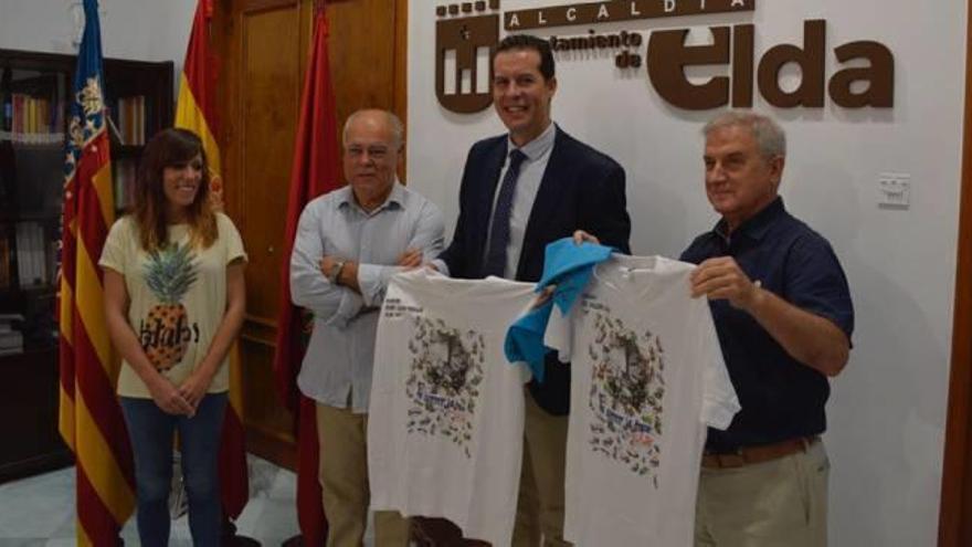 La cofradía entrega la camiseta festera al alcalde y al pregonero