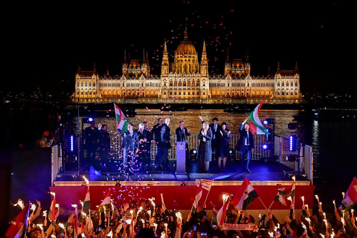 Peter Magyar, líder del partido opositor Tisza, celebran la victoria de las elecciones parlamentarias en Budapest, Hungría, el 12 de abril de 2026