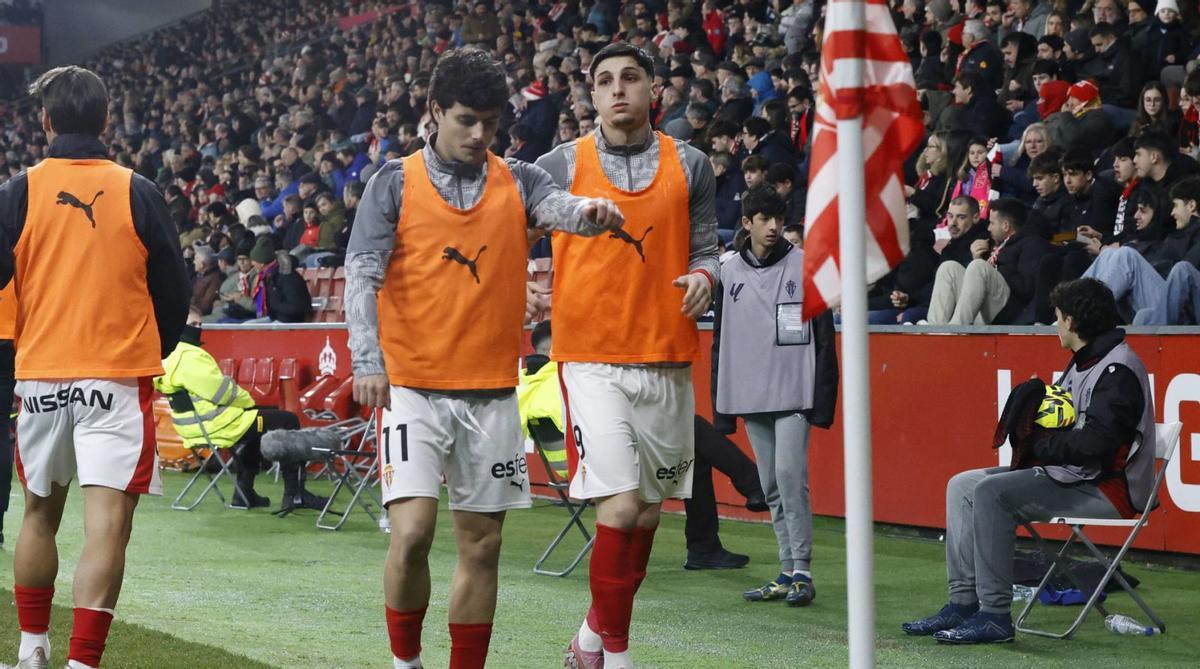 Por la izquierda, Kevin Vázquez, de espaldas, Queipo y Andrés Ferrari, el sábado en El Molinón.  | ÁNGEL GONZÁLEZ