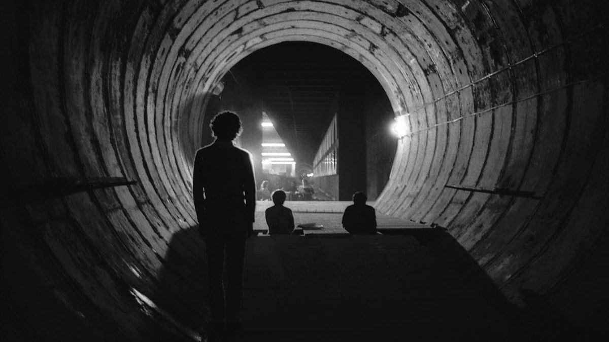 Representacion 'Rebel Delirium' en el túnel del metro de Sant Antoni (Barcelona) en 1977.