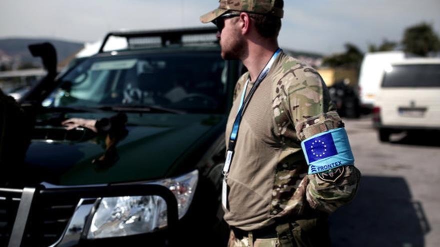 Un guarda de Frontex a Lesbos (Grècia)