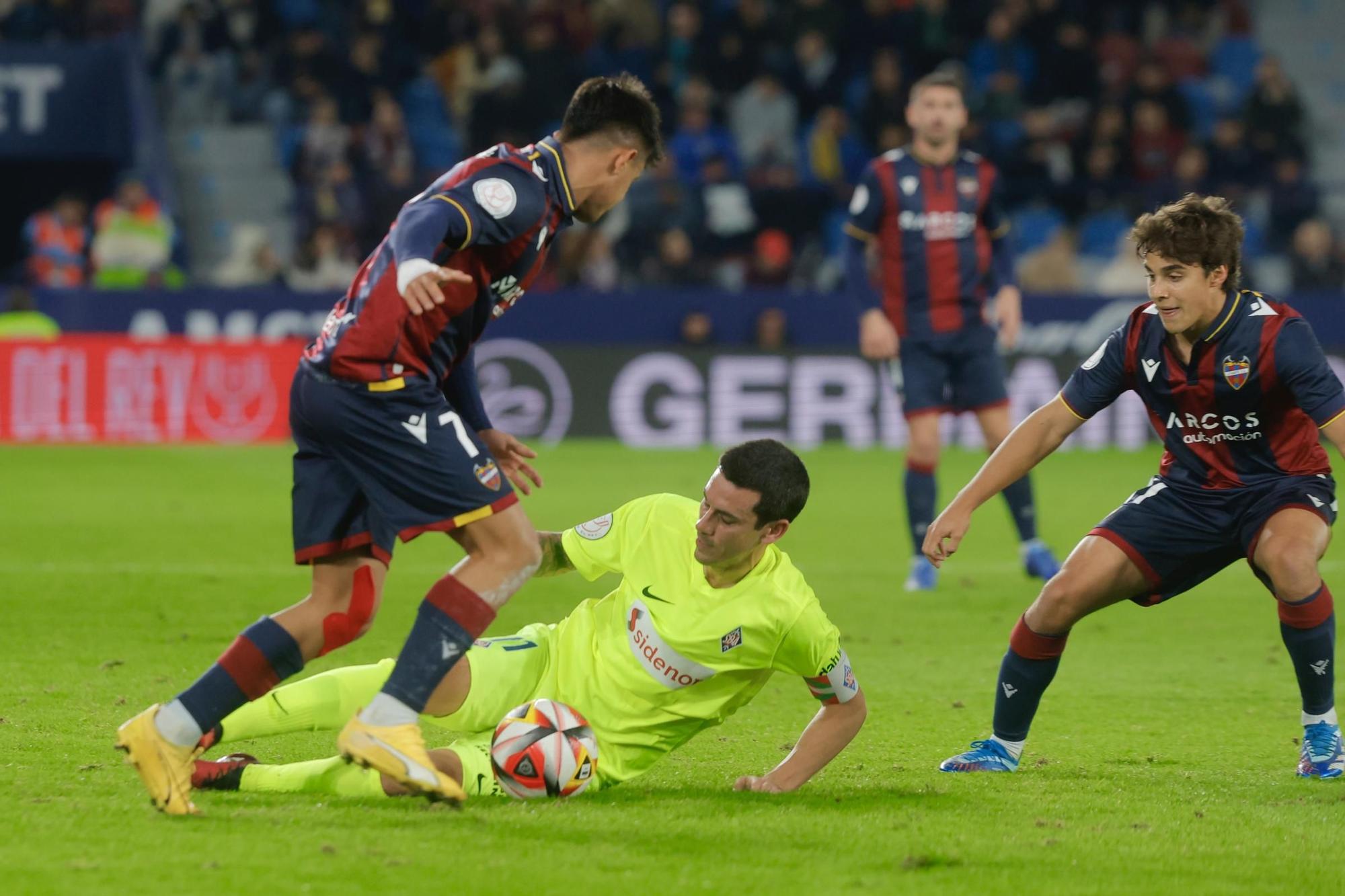 Partido de Copa del REy entre el Levante UD y el SD Amorebieta en imágenes