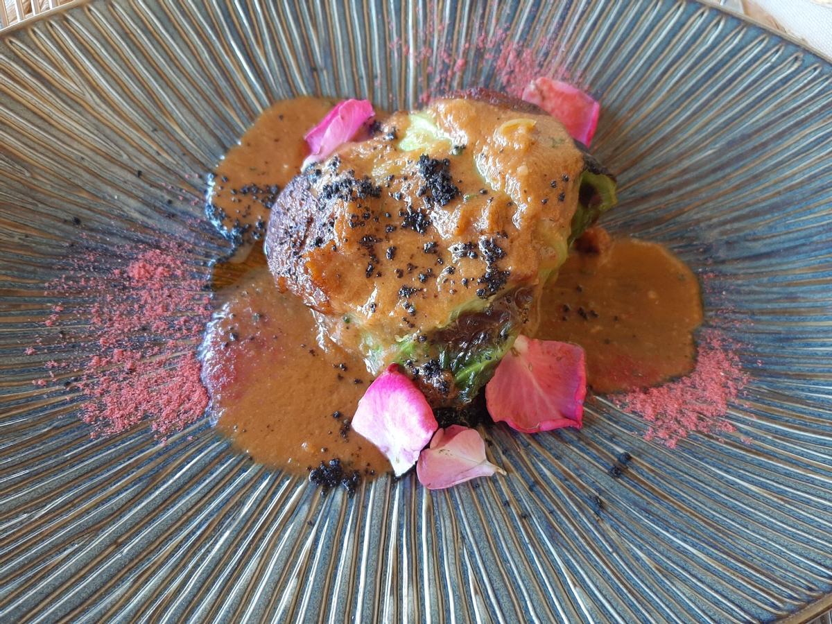 Conejo y cerdo negro con col. Conejo y cerdo negro con col.
