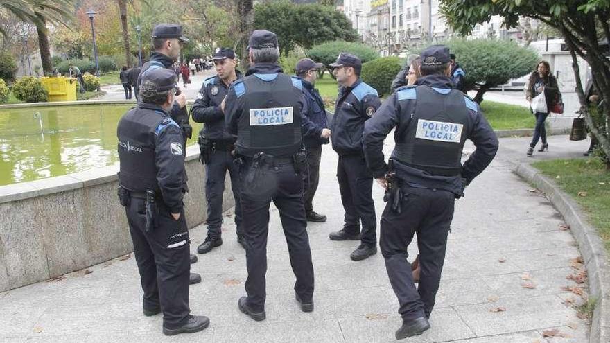 Policía Local de Cangas custodiando el mercadillo tras la reyerta de 2015. // Gonzalo Núñez