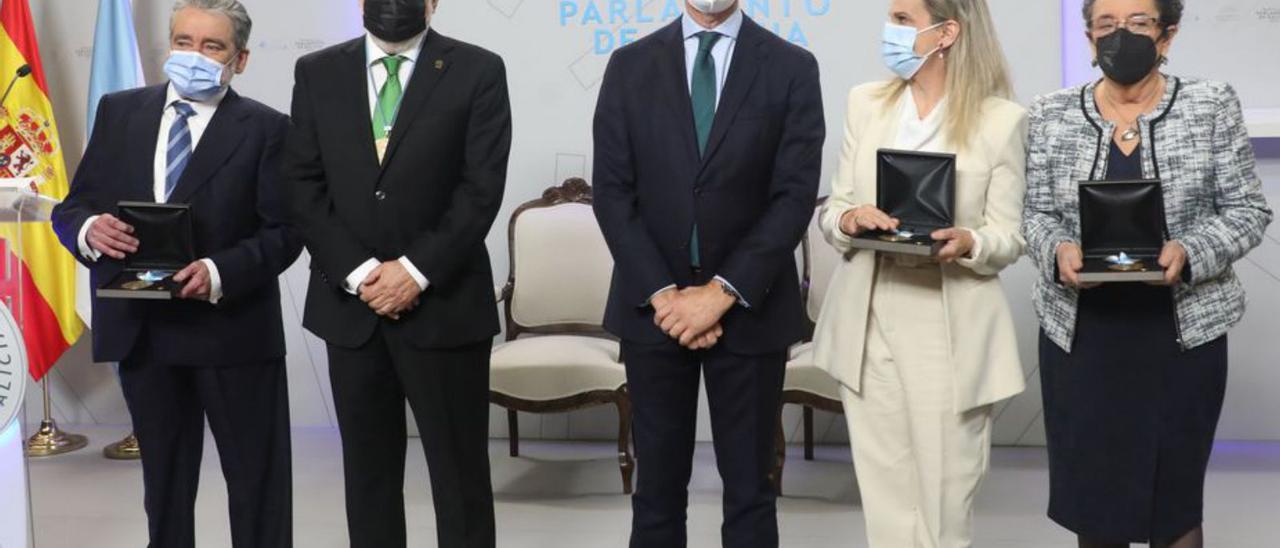 Entrega de las Medallas del Parlamento, ayer en Santiago.   | // X. ÁLVAREZ