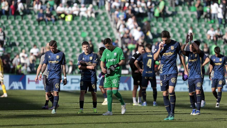 Los jugadores blanquiazules, cabizbajos en el Martínez Valero tras la derrota en Elche. |
