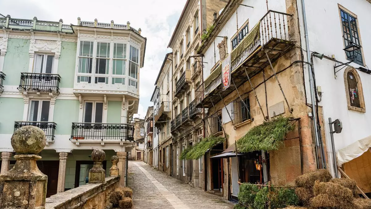 La ciudad gallega con una catedral “arrodillada” y ríos que pasan bajo el casco histórico