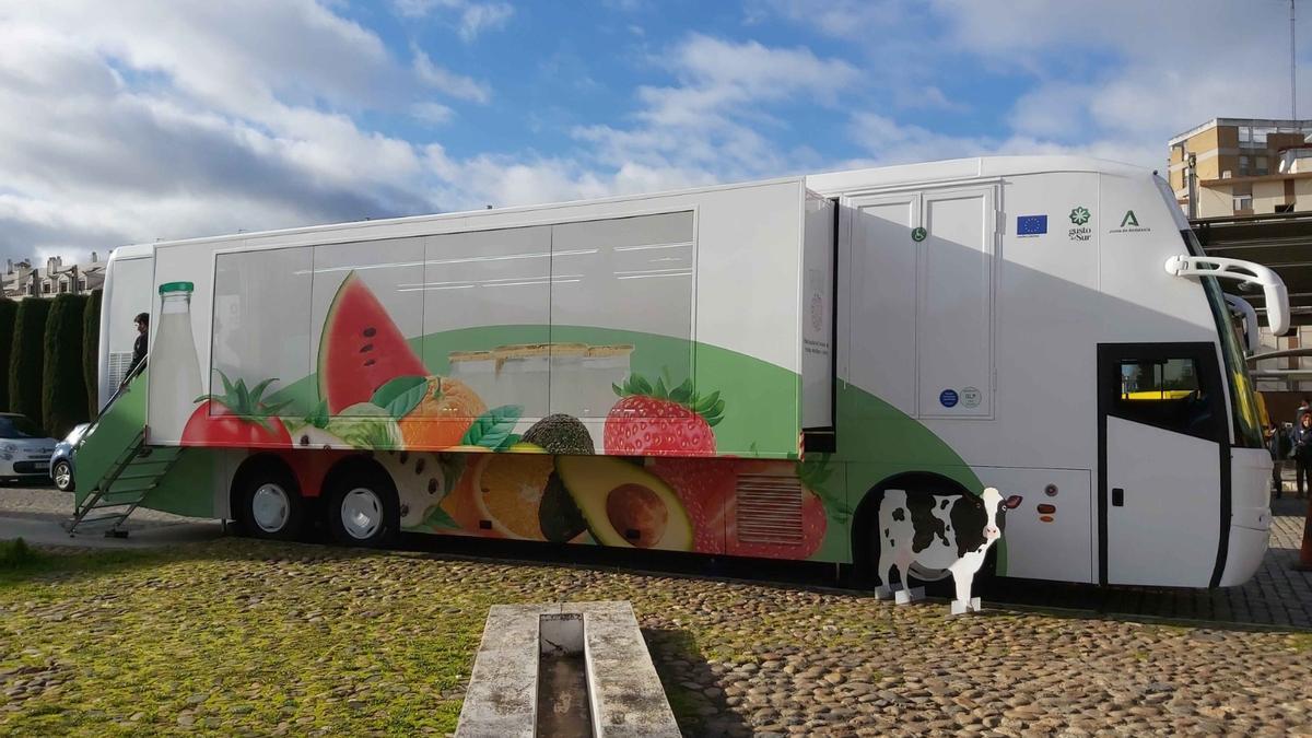 Reparto de frutas en colegios por parte de la Junta de Andalucía.