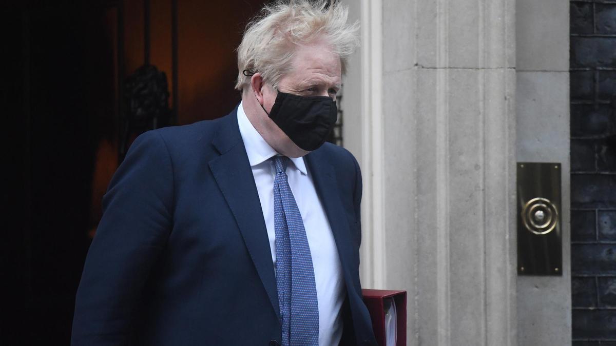 Boris Johnson afronta presiones para terminar con las restricciones de la covid-19
