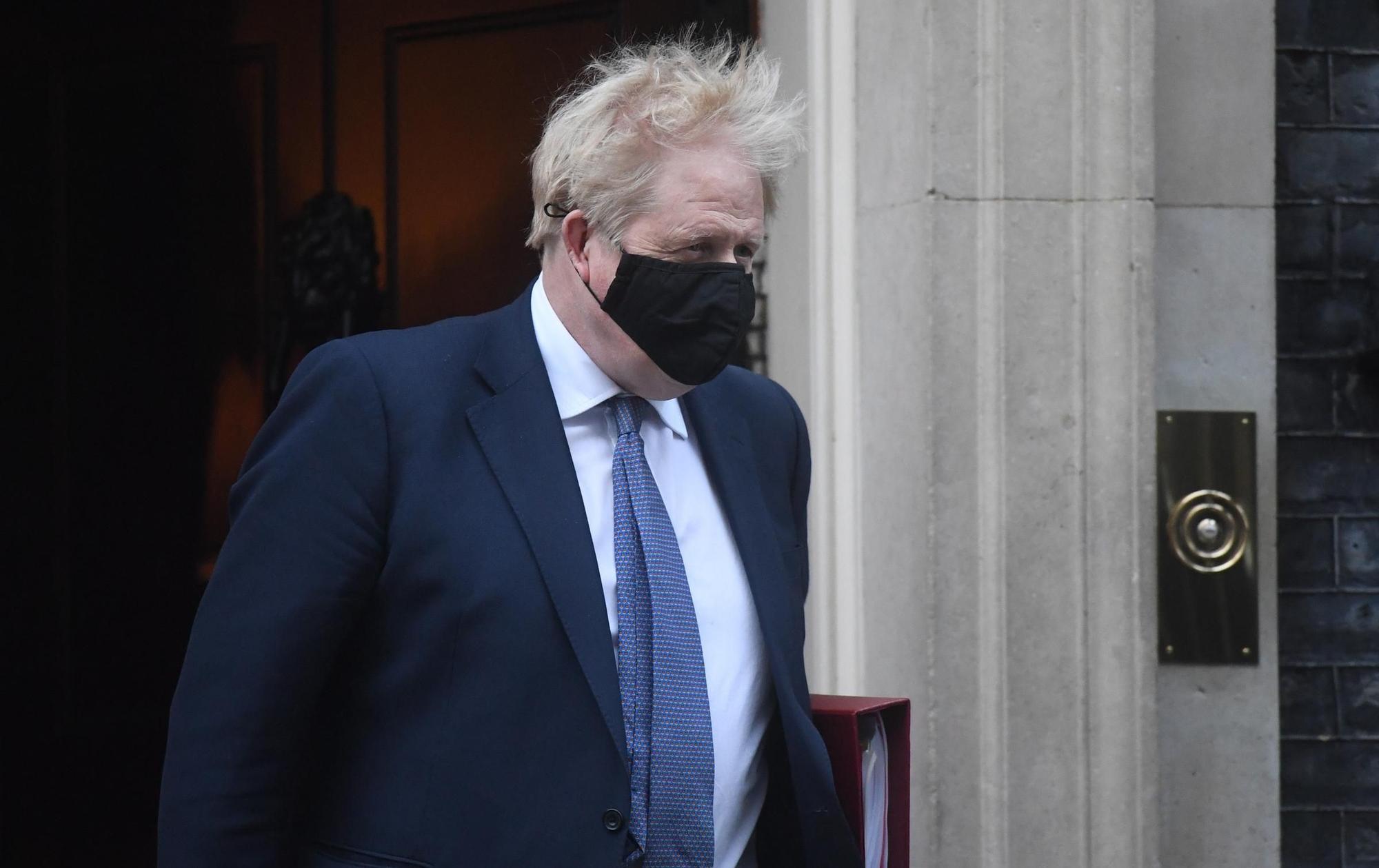 Boris Johnson afronta presiones para terminar con las restricciones de la covid-19