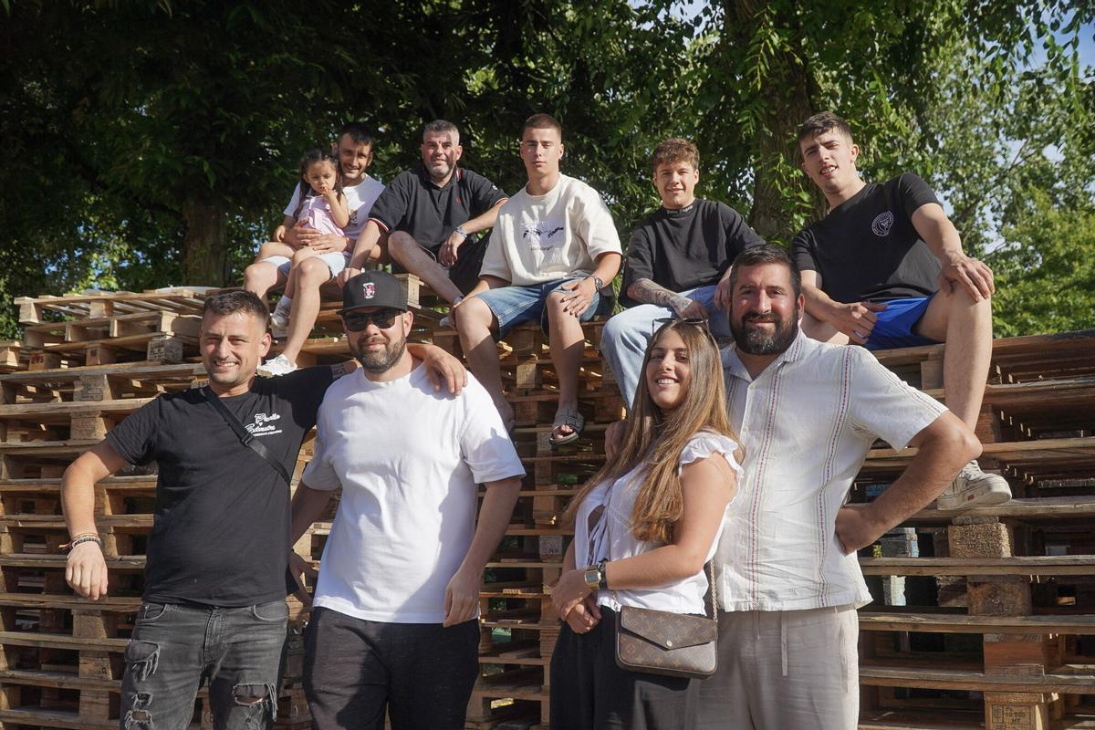 De "simplemente" amontonar madera a levantar una réplica del faro romano, los vecinos del Barrio de las Flores dan un giro a una de las fallas más populares de A Coruña