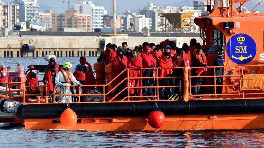 Salvamento Marítimo traslada al puerto de Almería a 58 personas.