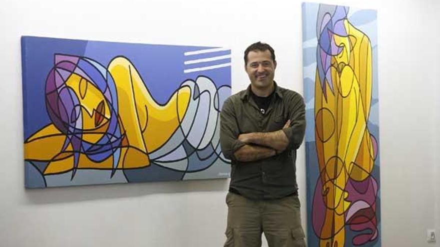 Luis Davila, con una de sus obras.