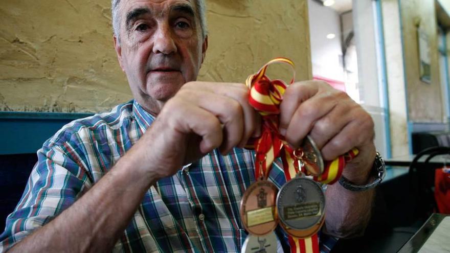 Marcelo Campanal, con algunas de las medallas conseguidas.