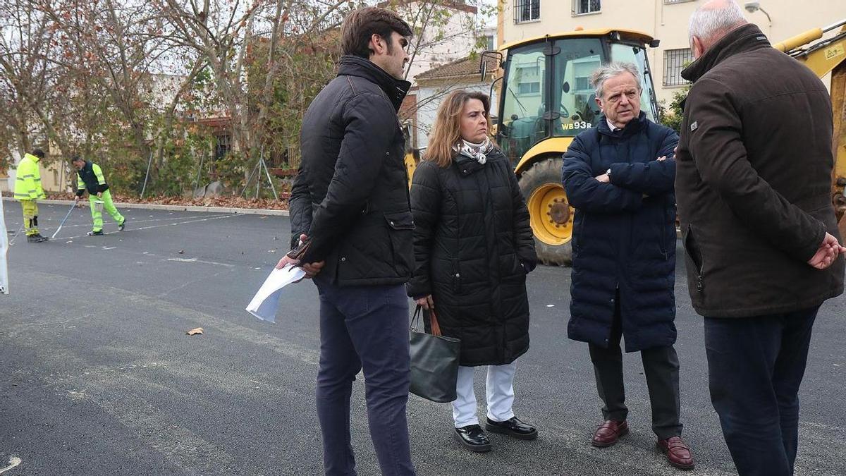 Salvador Fuentes (segundo por la derecha) en su visita a las obras del aparcamento del barrio del Naranjo, este domingo.